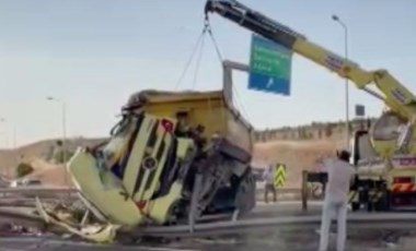 Gaziantep'te kamyon, çarptığı TIR'ın üstünde asılı kaldı: 1 ölü, 2 yaralı