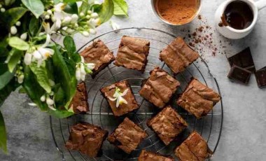 Tatlı krizlerine anında çözüm... Pişmeyen browni tarifi!