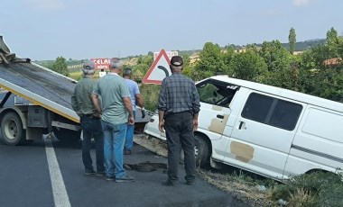 Kontrolden çıkan minibüs şarampole uçtu: 5 yaralı