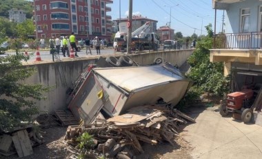 Feci kaza... Kamyon evin bahçesine uçtu: Çok sayıda yaralı var!