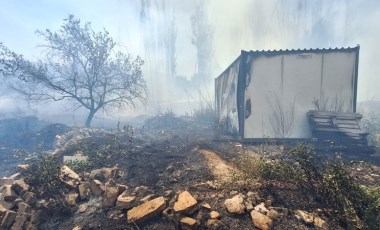 Sivas'ta yangın... 2 kamyon ve 4 konteynerde hasar oluştu