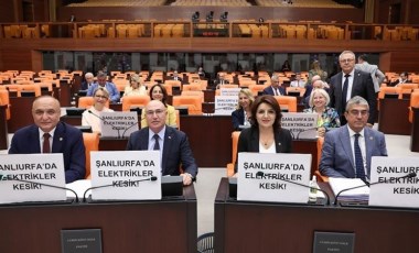 CHP'li Tanal Meclis’te Şanlıurfa’daki kesintilerle ilgili pankart açtı, parti grubu da destek verdi