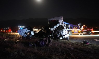 Niğde'de zincirleme kaza: Aynı aileden 3 kişi öldü, 2'si ağır 4 yaralı