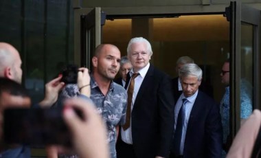 ABD ile anlaşma yapmıştı: Assange, serbest kaldıktan sonra hakim karşısına çıktı