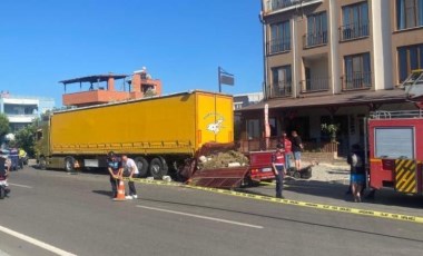 Çanakkale'de otomobile ve park halindeki tıra çarpan kamyonetteki 2 kişi öldü