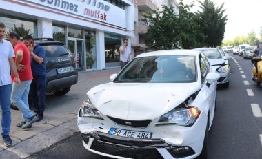 Sınava gidenlerin içinde bulunduğu 3 araç kaza yaptı: Öğrencileri polis yetiştirdi