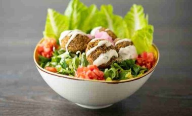 Hem az kalorili hem enfes... Falafel salatası tarifi!