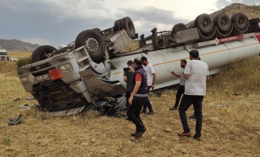 Şırnak’ta petrol yüklü tanker devrildi: 2 yaralı