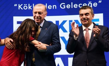 Erdoğan'a sarılan öğrenci, Nihal ve Bahar Candan’ın kardeşi çıktı: 'Arkadaşlarımız bakacak'