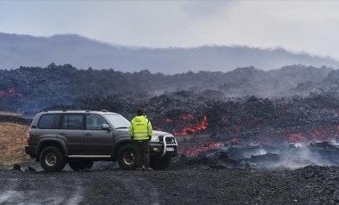 Yanardağdan fışkıran lav bir yolu kapattı