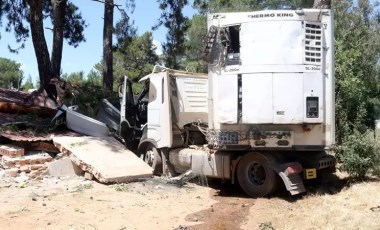 TIR, balık üretim tesisi lojmanının odunluğuna girdi: 1 yaralı