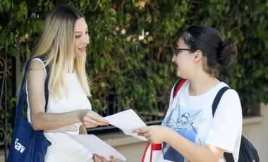 Uçakta kaybolan kedisini sokak sokak gezerek arıyor