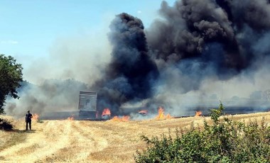 Buğday yüklü TIR alev aldı: 10 dekar tarım alanı zarar gördü