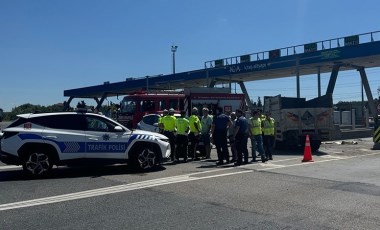 Çekmeköy'de kamyonet gişelere çarptı: 1'i ağır 3 yaralı