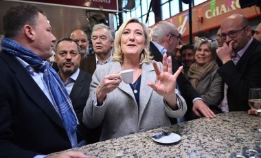 Fransa gündemi bu haberle sarsıldı... Macron ittifakındaki siyasi Le Pen'le yemeğe çıktı