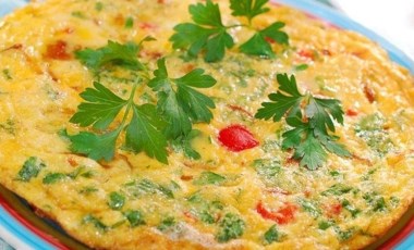 15 dakikada hazırlayabileceğiniz pratik kahvaltılık: Sebzeli omlet tarifi...