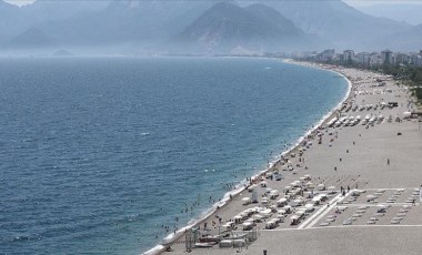 Antalya'da sıcaktan bunalanlar sahillerde yoğunluk oluşturdu