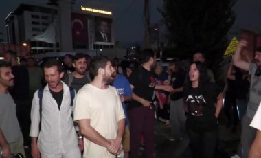 Sokak hayvanlarıyla ilgili yasa teklifi AKP İl Başkanlığı önünde protesto edildi