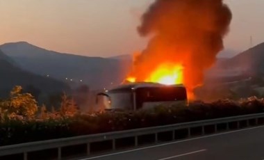 Bursa’da panik anları: Yolcu otobüsü alev alev yandı, yolcular tahliye edildi!