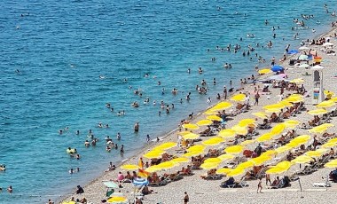 Antalya'da yüksek nem ve sıcak hava bunalttı, sahiller doldu