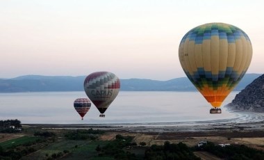 Salda Gölü'nün güzelliğini, sıcak hava balonlarıyla keşfettiler