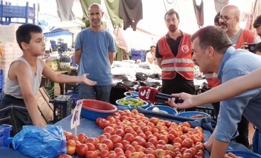 Tezgahtarlık yapan çocuk, Erkan Baş’a dert yandı: 'Benim yaşımdaki çocuklar mahallede top oynuyor'