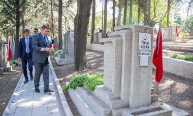 Başkan Tugay şehitlerin kabrine karanfil bıraktı