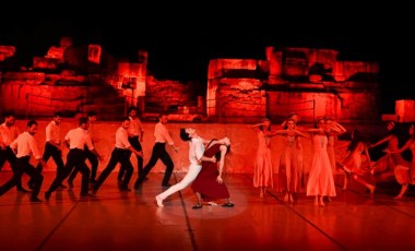 'Zorba' balesi izleyici rekoru kırdı: Uluslararası Efes Opera ve Bale Festivali'nde sanat rüzgarı...