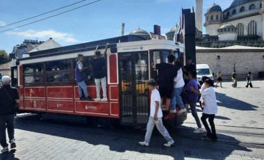 Beyoğlu’nda nostaljik tramvaydaki tehlikeli yolculuk