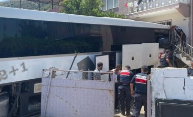 Milas-Söke karayolunda kaza: Kontrolden çıkan otobüs apartmanın zemin katına girdi