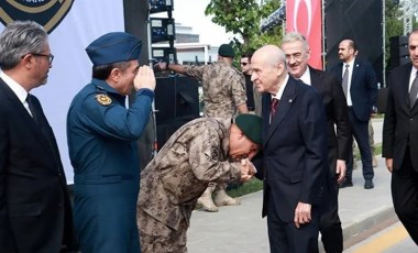 MHP'den Özgür Özel'e 'el öpme' yanıtı: ‘FETÖ artıklarının suflelerini tekrarlıyor’