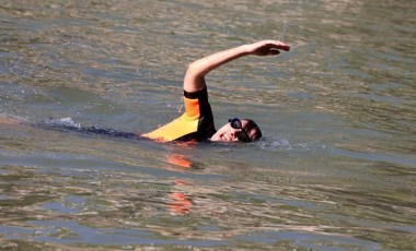 Kirlilik tartışmaları gündem olmuştu: Paris Belediye Başkanı Sen Nehri'nde yüzdü!