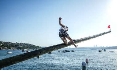 Red Bull Yağlı Direk’te yarışmacıların düşüşleri izleyenlere eğlenceli anlar yaşattı