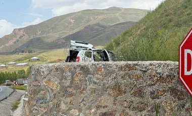 Kara yolundaki çukura giren otomobil, istinat duvarını aştı: 3 ağır yaralı