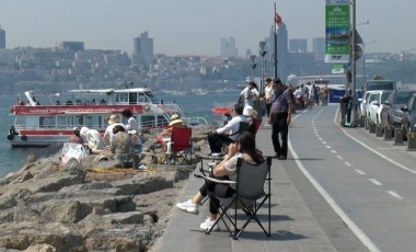 Nemli ve sıcak havadan bunalan İstanbullar sahillere koştu