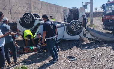 Diyarbakır'da feci kaza... Otomobil 3 metre yüksekten düştü: 1’i ağır, 5 yaralı