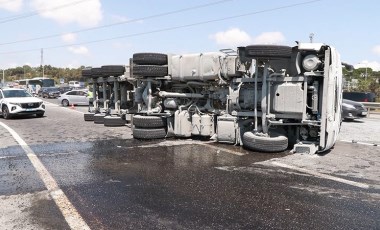 Eyüpsultan'da mıcır yüklü kamyon devrildi: 1 yaralı