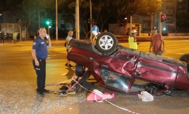 Otomobiller kavşakta çarpıştı: Takla atan araçtaki 2 kişi yaralandı