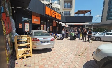 Direksiyon hakimiyetini kaybeden araç Migros’a girdi