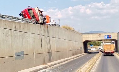 Kamyonet demir korkuluklara asılı kaldı: 1 yaralı