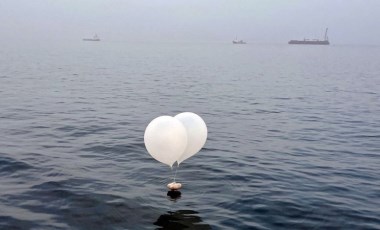 Yüzlerce çöp balonu göndermişti... Hava trafiğini aksattı