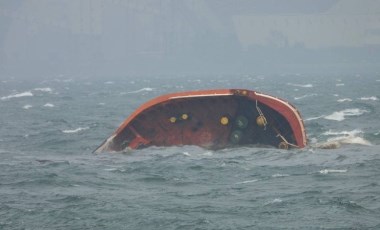 Ekipler, batan ve sızıntı yapan petrol tankerine müdahale etti