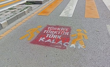 Van'da Kürtçe trafik uyarılarının üzerine 'Türkiye Türk’tür, Türk kalacak' yazıları yazıldı