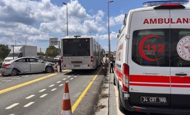 Küçükçekmece'de toplu taşıma yoluna giren otomobil metrobüse çarptı