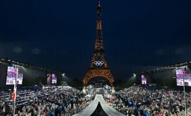 Olimpiyatlar, Paris’te yağan yağmurun altında nehirde geçit töreni ve konserlerle başladı