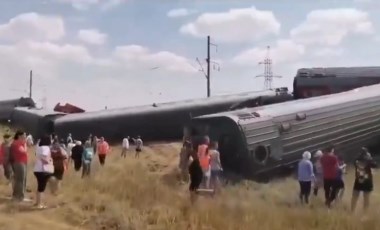 Rusya’da yolcu treni raydan çıktı: 100 yaralı