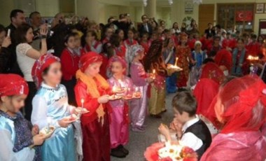 Bir ilkokulda yapılan ‘Kültür Şenliği’ adı altındaki etkinlik tepki çekti: Çocuklara ‘kına gecesi’ gösterisi