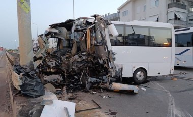 Antalya'da turistleri taşıyan midibüs kaza yaptı: Çok sayıda yaralı var