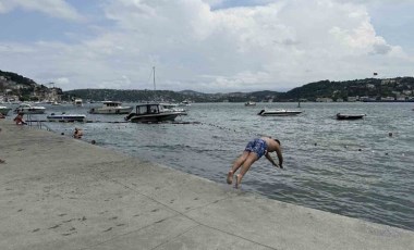 Özel plaja giremeyen yurttaş İstanbul Boğazı’na daldı