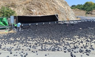 Elazığ'da virajı alamayan kömür yüklü TIR devrildi: Şoförü yaralandı